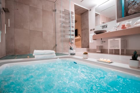 Luxury Suite, Jetted Tub | Private spa tub