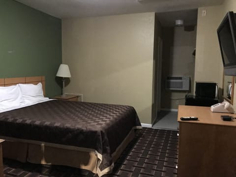 Double Room, 1 Queen Bed | Desk, rollaway beds, free WiFi, bed sheets
