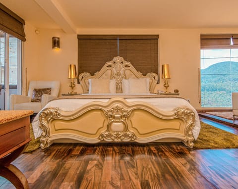 Oak | 1 bedroom, Egyptian cotton sheets, premium bedding, down comforters