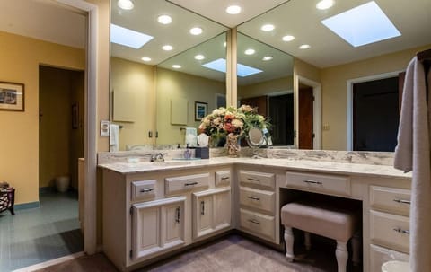 Arundel Arbor Suite | Bathroom | Towels