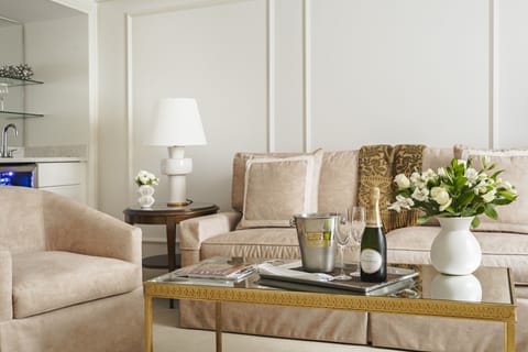 JUNIOR SUITE | Living area | Flat-screen TV, iPod dock, pay movies