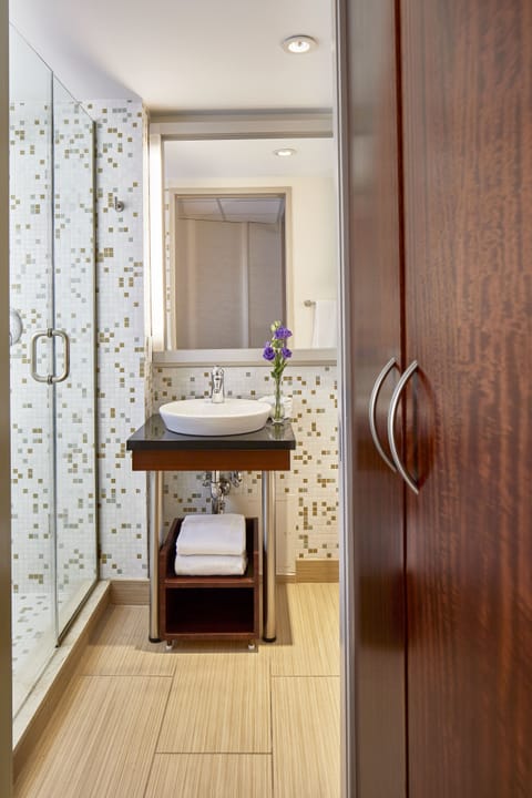 Room, 1 Queen Bed | Bathroom | Combined shower/tub, designer toiletries, hair dryer, towels