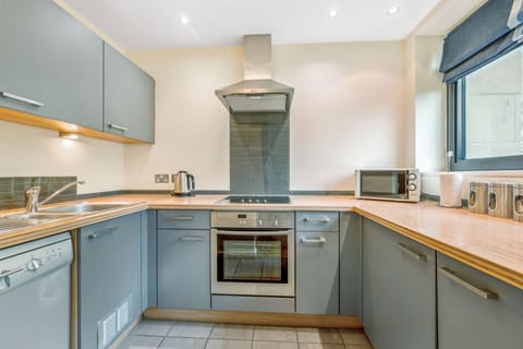 Apartment, 2 Bedrooms | Private kitchen | Fridge, microwave, oven, stovetop