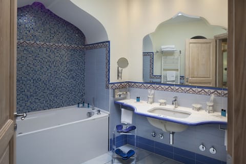 Exclusive Suite (Spa Access) | Bathroom | Free toiletries, hair dryer, bidet, towels