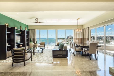 Preferred Club Governor Suite | Living room