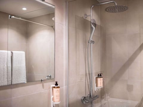 Combined shower/tub, eco-friendly toiletries, hair dryer, towels