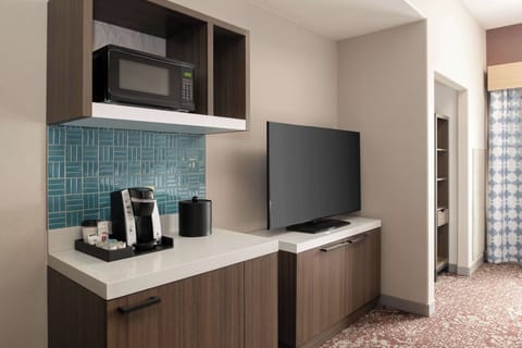 Premium bedding, down comforters, in-room safe, desk