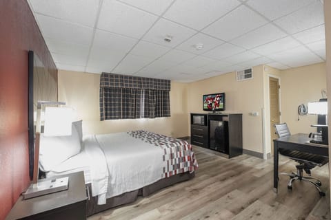 Superior Room, 1 King Bed, Accessible, Non Smoking | In-room safe, desk, laptop workspace, soundproofing