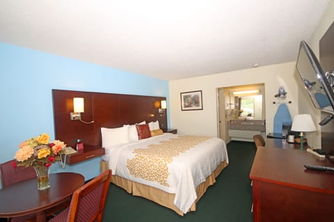 Standard Room, 1 King Bed, Smoking | In-room safe, desk, laptop workspace, iron/ironing board