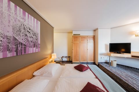 Comfort Double Room | Hypo-allergenic bedding, down comforters, minibar, desk