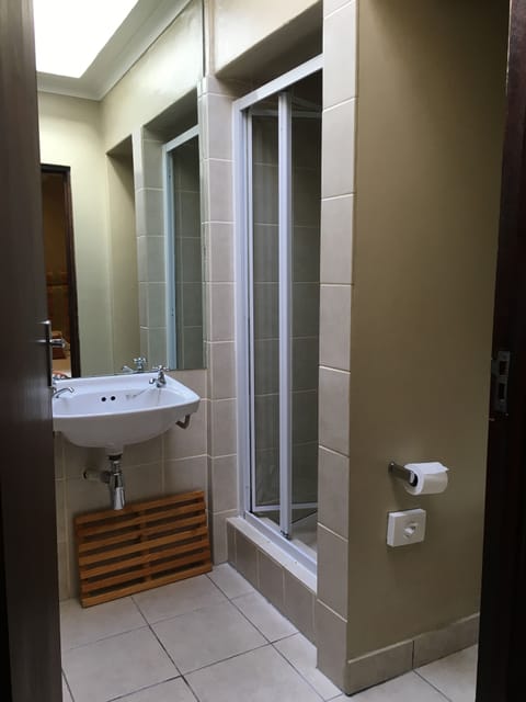 Lions Head Twin Room | Bathroom | Combined shower/tub, deep soaking tub, free toiletries, hair dryer