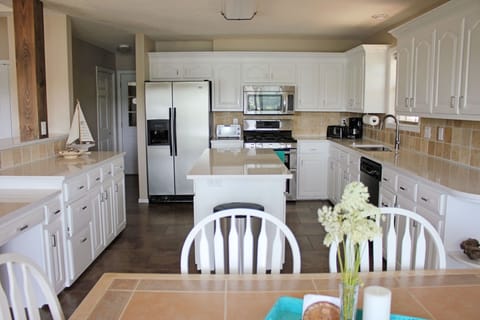 Fridge, stove - got what you need !