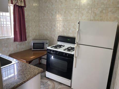 Room, 1 King Bed, Kitchen | Private kitchen | Fridge, microwave