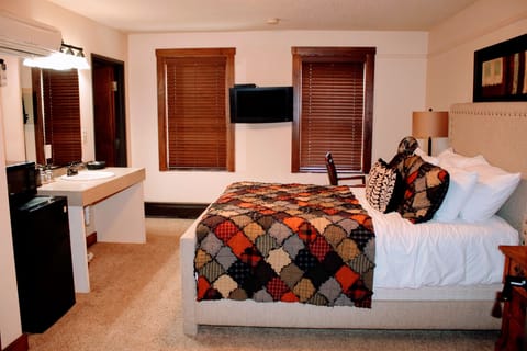 Standard Room, 1 Queen Bed (Room 203) | Premium bedding, pillowtop beds, desk, iron/ironing board
