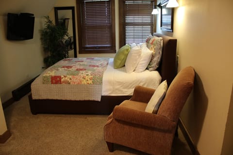 Loft Suite, 1 Queen Bed (Suite 301) | Premium bedding, pillowtop beds, desk, iron/ironing board
