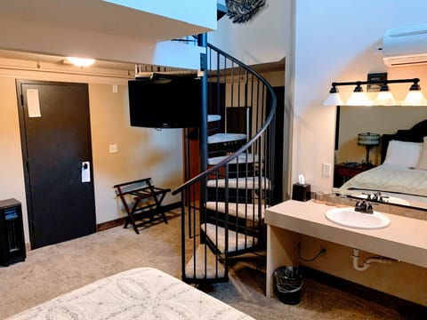 Loft Suite, 1 King Bed (Suite 303) | Premium bedding, pillowtop beds, desk, iron/ironing board