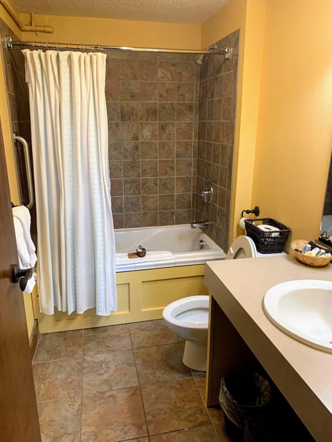 Standard Room, 1 Queen Bed (Room 206) | Bathroom | Combined shower/tub, jetted tub, hair dryer, towels