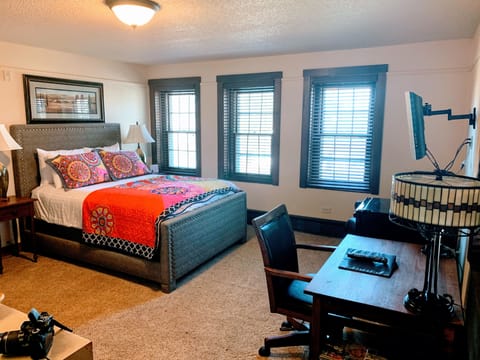 Standard Room, 1 Queen Bed (Room 202) | Premium bedding, pillowtop beds, desk, iron/ironing board