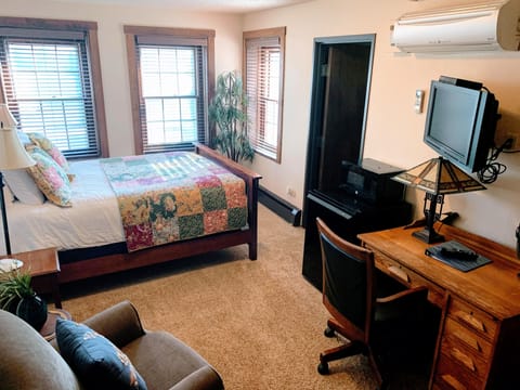 Standard Room, 1 Queen Bed (Room 204) | Premium bedding, pillowtop beds, desk, iron/ironing board