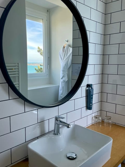 Superior Triple Room, Sea View | Bathroom | Free toiletries, hair dryer, bathrobes, towels