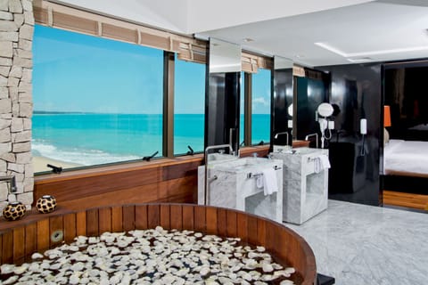 Presidential Suite | Bathroom | Shower, hair dryer, towels