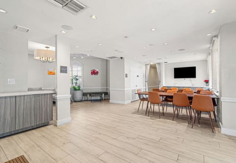 Free daily continental breakfast