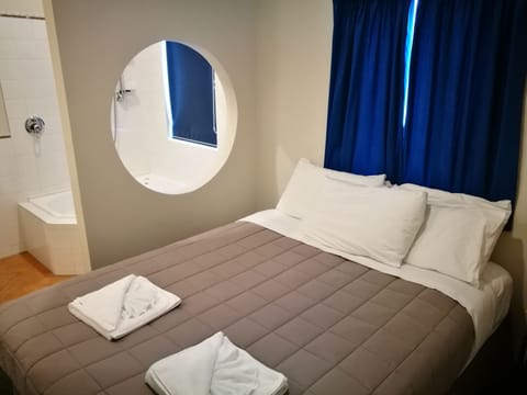 Standard Suite, 1 Bedroom, Non Smoking, Kitchenette | Blackout drapes, soundproofing, iron/ironing board