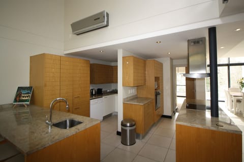 Standard Apartment, 3 Bedrooms | Private kitchen | Fridge, microwave, oven, stovetop