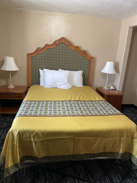 Standard Room, 1 Queen Bed, Non Smoking | Desk, iron/ironing board, free WiFi, bed sheets
