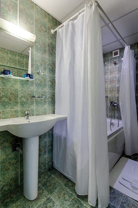 Studio, City View | Bathroom | Combined shower/tub, free toiletries, towels