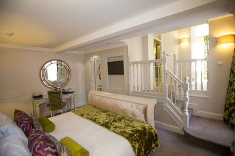 Suite, 1 Double Bed, Non Smoking (View) | Desk, iron/ironing board, free WiFi, bed sheets