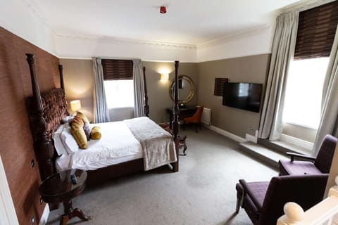 Suite, 1 Double Bed, Non Smoking, View | Desk, iron/ironing board, free WiFi, bed sheets