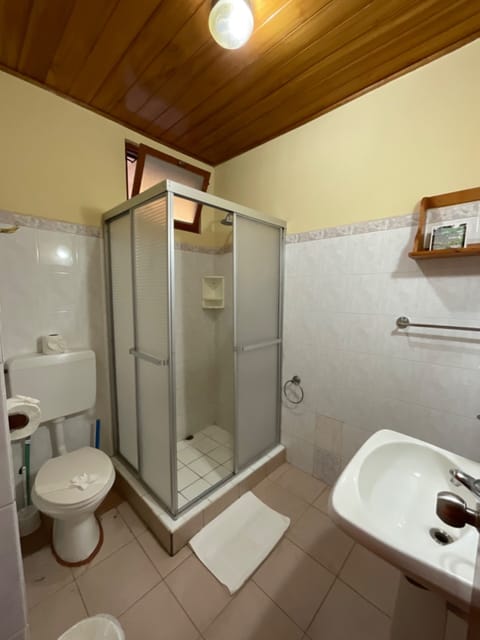 Family Villa | Bathroom | Shower, free toiletries, hair dryer, bidet