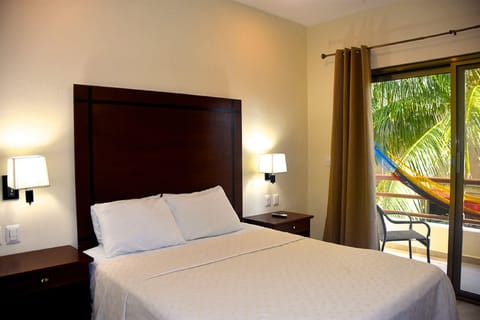 Cozy Guest Room | Minibar, in-room safe, individually decorated, individually furnished