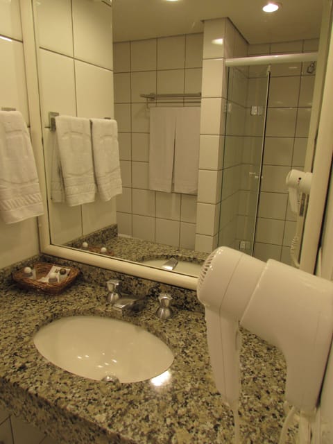 Luxury Twin Room | Bathroom | Shower, free toiletries, towels