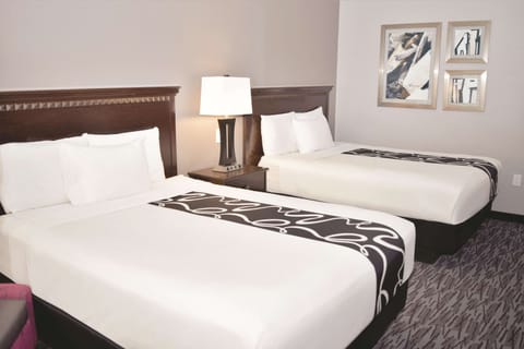 Premium bedding, desk, iron/ironing board, free WiFi