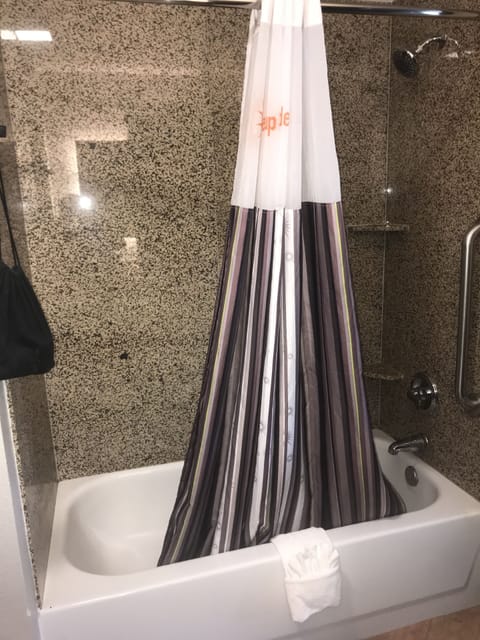 Combined shower/tub, free toiletries, hair dryer, towels