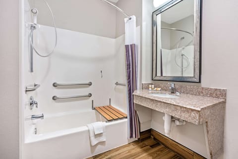 Combined shower/tub, free toiletries, hair dryer, towels