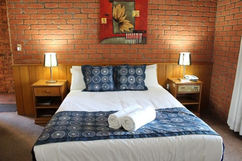 Standard King Room | Minibar, desk, iron/ironing board, free WiFi