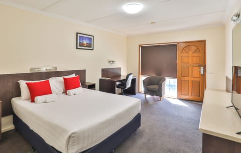 Standard Queen with Desk Room | Iron/ironing board, free WiFi, bed sheets