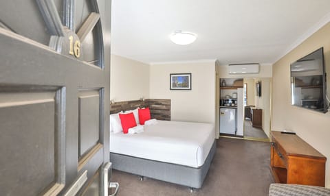 Standard King Room | Iron/ironing board, free WiFi, bed sheets