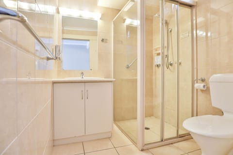 Standard King Room | Bathroom | Shower, hair dryer, towels