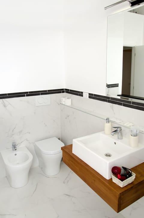 Luxury Triple Room | Bathroom | Shower, free toiletries, hair dryer, bidet