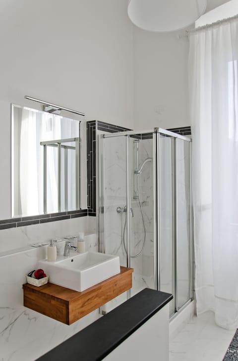 Luxury Triple Room | Bathroom amenities | Shower, free toiletries, hair dryer, bidet