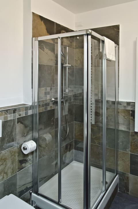 Deluxe Triple Room | Bathroom shower