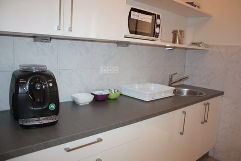 Apartment, Non Smoking, Kitchen | Private kitchen | Coffee/tea maker, electric kettle