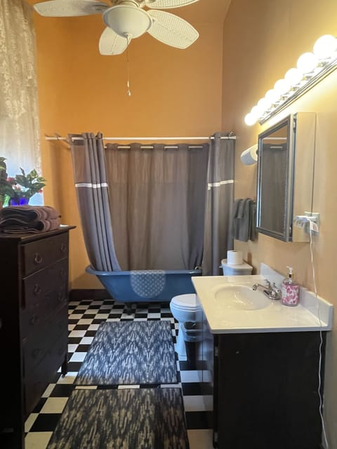 Rent Entire Inn | Bathroom | Shower, free toiletries, hair dryer, towels