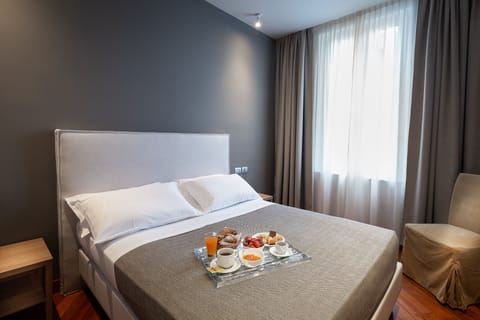 Junior Suite | Minibar, in-room safe, desk, laptop workspace