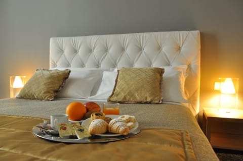 Presidential Suite | Minibar, in-room safe, desk, laptop workspace