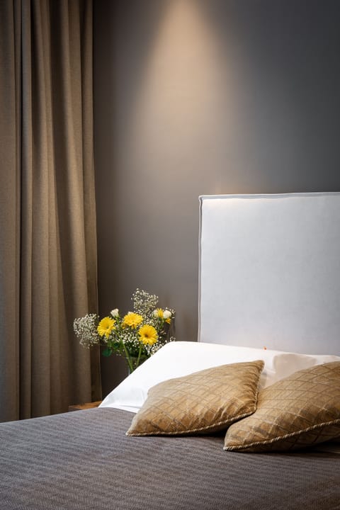 Presidential Suite | Minibar, in-room safe, desk, laptop workspace